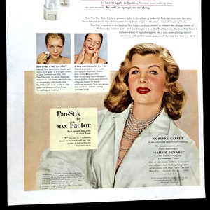 Può includere: Un annuncio vintage per Pan-Stik di Max Factor, con l'attrice Corinne Calvet. L'annuncio evidenzia la facilità di applicazione del prodotto, la sua durata e il suo finish naturale. Il testo recita "So quick! So easy! And no other make-up looks and feels so naturally lovely!"