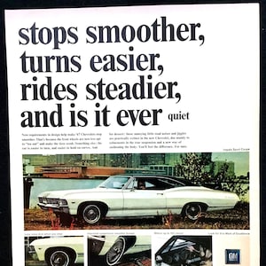 以下が含まれることがあります： 1967年製の白いシボレーインパラスポーツクーペ。キャッチコピーは「'67 シボレーはあなたに確かな安心感を与える」と、シボレーのロゴが書かれています。車は街の道路を走っており、背景には建物があります。この広告は、車の滑らかな乗り心地、簡単な操作性、静かな運転を強調しています。