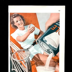 Puede incluir: Anuncio vintage de jugo de piña Dole. Se vierte una lata de jugo en un vaso. La imagen muestra a personas disfrutando del jugo mientras juegan al tenis. El texto dice "Pineapple Juice From Hawaii, USA."