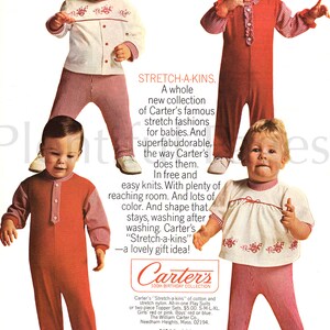 Puede incluir: Anuncio vintage con beb&eacute;s modelando conjuntos "Stretch-a-kins" de Carter's. Los conjuntos incluyen pantalones a rayas rojas y blancas, y tops en blanco y rojo con detalles decorativos. El texto del anuncio dice "Carter's 100th Birthday Collection."