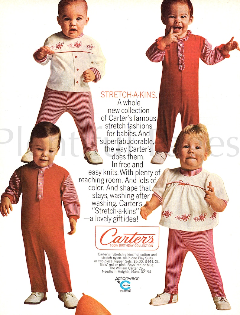 Puede incluir: Anuncio vintage con beb&eacute;s modelando conjuntos "Stretch-a-kins" de Carter's. Los conjuntos incluyen pantalones a rayas rojas y blancas, y tops en blanco y rojo con detalles decorativos. El texto del anuncio dice "Carter's 100th Birthday Collection."