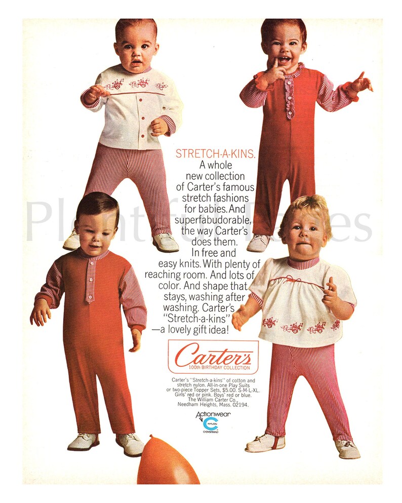 Puede incluir: Anuncio vintage con cuatro beb&eacute;s modelando conjuntos Carter's Stretch-a-kins. Los conjuntos incluyen pantalones a rayas rojas y blancas y tops en blanco y rojo. El texto promociona las modas el&aacute;sticas para beb&eacute;s.