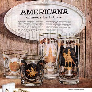 Puede incluir: Conjunto de ocho vasos Americana con detalles dorados que representan figuras hist&oacute;ricas y monumentos. Los vasos son de vidrio transparente con borde dorado y fondo negro o blanco. Los vasos se muestran sobre una superficie de madera con una caja de bandeja.