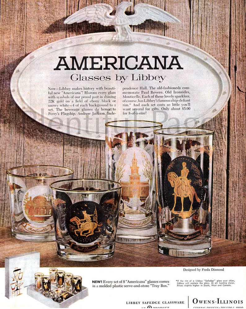 Puede incluir: Conjunto de ocho vasos Americana con detalles dorados que representan figuras hist&oacute;ricas y monumentos. Los vasos son de vidrio transparente con borde dorado y fondo negro o blanco. Los vasos se muestran sobre una superficie de madera con una caja de bandeja.