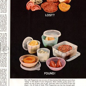 Könnte beinhalten: Eine Vintage-Werbung mit Lebensmitteln wie Salami, Käse, Tomate, Zitrone und Aprikose, beschriftet mit LOST? oben, und denselben Lebensmitteln in verschiedenfarbigen Tupperware-Kunststoffbehältern, beschriftet mit FOUND! darunter.