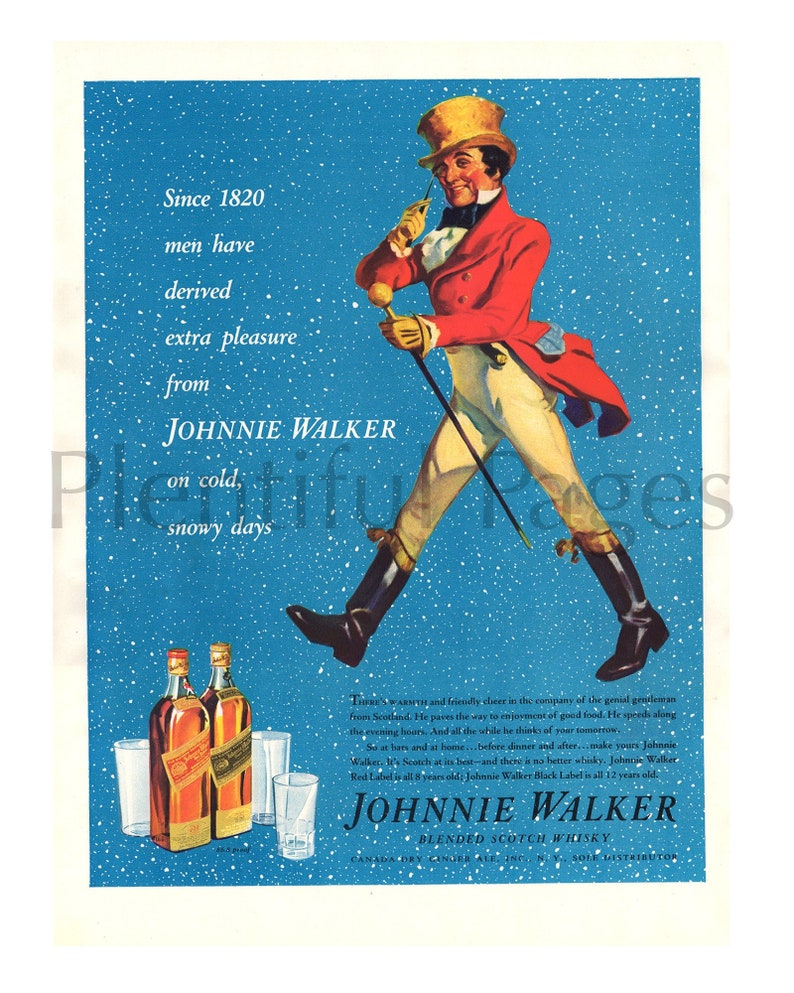 Puede incluir: Un anuncio vintage de whisky escoc&eacute;s mezclado Johnnie Walker. El anuncio presenta a un hombre con un abrigo rojo y un sombrero de copa caminando sobre un fondo nevado. El texto dice "Desde 1820 los hombres han derivado un placer extra de Johnnie Walker en d&iacute;as fr&iacute;os y nevados".