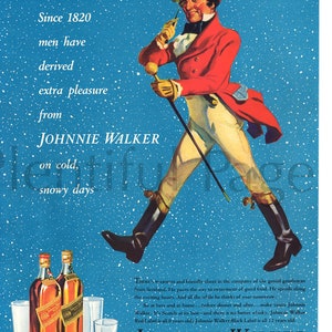 Puede incluir: Un anuncio vintage de whisky escoc&eacute;s mezclado Johnnie Walker. El anuncio presenta a un hombre con un abrigo rojo y un sombrero de copa caminando por un paisaje nevado. El texto dice "Desde 1820 los hombres han derivado un placer extra de Johnnie Walker en d&iacute;as fr&iacute;os y nevados".