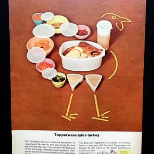 Könnte beinhalten: Eine Vintage-Werbung mit Tupperware-Behältern, die auf braunem Hintergrund in Form eines Truthahns angeordnet sind. Der Text lautet Tupperware talks turkey, mit zusätzlichem beschreibendem Text und Logos am unteren Rand.