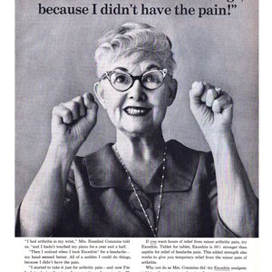 Könnte beinhalten: Ein Schwarzweißfoto einer lächelnden Frau, die ihre Hände in die Luft streckt. Der Text "All of a sudden I could do things, because I didn't have the pain!" befindet sich oben im Bild. Der Text "I had arthritis in my wrist..." befindet sich unten im Bild. Der Text "If you want hours of relief from minor arthritic pain, try Excedrin..." befindet sich ebenfalls unten im Bild.