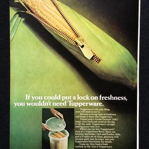 Könnte beinhalten: Eine Vintage-Werbung mit einem Maiskolben, der in der Mitte einen Metallreißverschluss hat. Der Text lautet: If you could put a lock on freshness, you wouldn't need Tupperware. Darunter befindet sich ein transparenter Kunststoffbehälter.