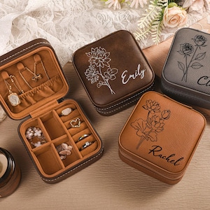 Może przedstawiać: Trzy brązowe pudełka na biżuterię z imitacji skóry z różnymi wzorami kwiatowymi i spersonalizowanymi nazwami: Emily, Claire i Rachel.