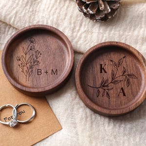 Custom Wooden Ring Dish,Personalized Wedding Ring Dish,Engagement Ring Holder,Wedding Gift for Couple,Anniversary Gifts,Married Jewelry Dish