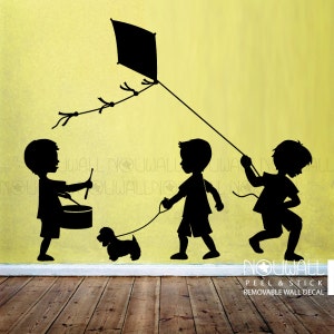 Jungen Silhouette Spielen Trommel Fliegen Drachen Wandern ein Hund Wandtattoos Kinder Kinder Wandtattoo Wandaufkleber