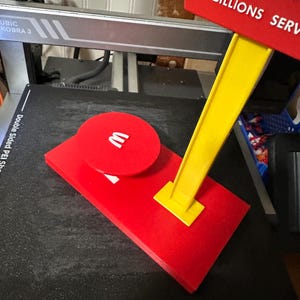 Könnte beinhalten: Ein 3D-gedrucktes Modell eines McDonald's-Schilds mit einem gelben Pfosten und einer roten Basis. Das Schild trägt das McDonald's-Logo und den Text "Billions Served".