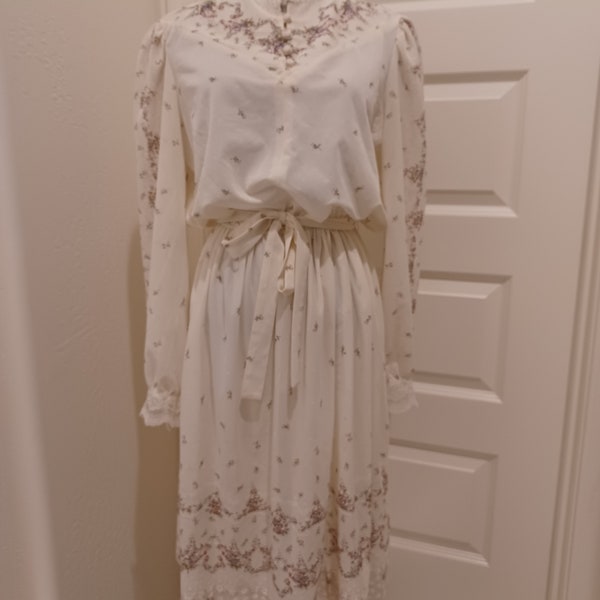 70s White & Dark Pink Tiny Floral Print Semi-Sheer Knit Lace Trimmed Secretary/Prairie/Edwardian Sash Belted Dress