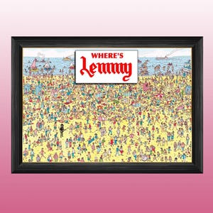 Op de afbeelding: Een ingelijste print van een drukke strandscène met veel mensen, tenten en boten. De tekst "WHERE'S Lenny" staat in rode, gestileerde letters bovenaan. De lijst is zwart, tegen een roze achtergrond.