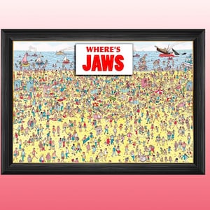Op de afbeelding: Een ingelijst afdruk van een "Waar is Wally?"-stijl illustratie met de titel "Where's Jaws?" De afbeelding toont een druk strand met veel mensen en een haaienvin in het water.