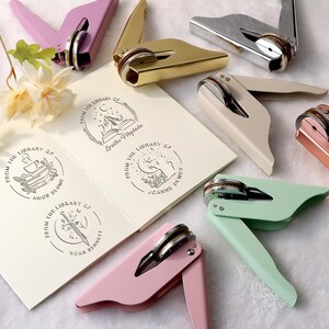 Buch Prägemaschine personalisiert | Bibliothek Design | Benutzerdefinierte Prägemaschine | Aus der Bibliothek von Embosser Stamp | Buch-Liebhaber Geschenk | Logoprägung
