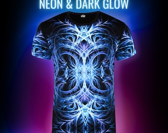 Op de afbeelding: Zwart T-shirt met een levendig blauw en paars fractaal ontwerp. De tekst "NEON & DARK GLOW" wordt in neonblauw weergegeven. Het T-shirt heeft korte mouwen en een ronde hals.