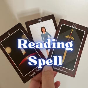 Puede incluir: Tres cartas de tarot con las palabras "Reading Spell" en azul brillante. Las cartas presentan imágenes de una vela, una mujer y una espada. Las cartas están numeradas 4, 26 y 12. También se ven las palabras "Magia, Feitiço" y "Espiritualidade Menor".