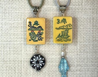 Colgante de Mahjong vintage: Azulejo de baquelita/catalín, con flor o pez de cristal checo (incluye collar).