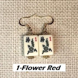 Puede incluir: Pendientes con colgantes rectangulares blancos con caracteres chinos negros, un n&uacute;mero 1 rojo y un dise&ntilde;o floral. Los pendientes tienen ganchos dorados. El texto "1-Flower Red" est&aacute; en la parte inferior.