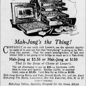 Puede incluir: Un anuncio de 1923 de juegos de Mah-Jong, con una ilustraci&oacute;n detallada de los componentes. El texto dice "Mah-Jong's the Thing!" y enumera precios y opciones. Extra&iacute;do del peri&oacute;dico "Brooklyn Eagle".