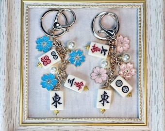 Llavero con dije de bolso Mahjong Gold: ¡Varias fichas de tamaño viaje, flores de cerezo y perlas de imitación!