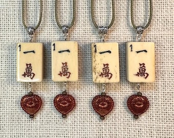 Colgante antiguo de Mahjong de los años 20-30: Hueso y azulejo de bambú, con corazón de cristal checo (incluye collar).