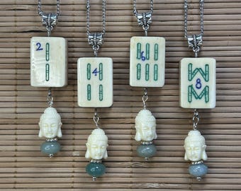 Wisiorek mahjong z lat 1930-60. XX wieku z kości i bambusa, płytki w stylu singapurskim, z kompozytowym kamiennym Buddą i awenturynem (wraz z naszyjnikiem)