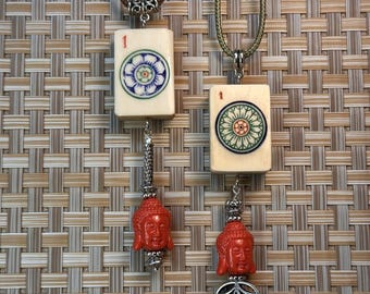 Colgante antiguo de Mahjong de los años 20-30: Hueso y azulejo de bambú, con Buda de piedra compuesta (incluye collar).