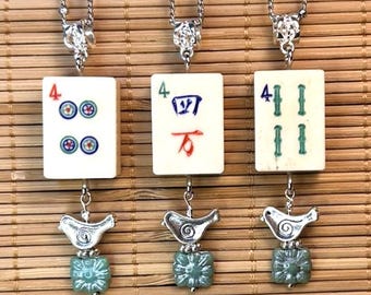 Wisiorek mahjong z lat 1930-60. XX wieku, kość i bambus, płytki w stylu singapurskim, z czeskim szkłem i srebrną gołębicą pokoju (wraz z naszyjnikiem)