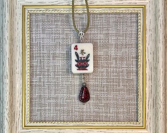Colgante de Mahjong reciclado: Ficha de Mahjong con lágrima de cristal checo rojo intenso (incluye collar).