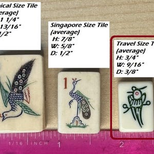 Puede incluir: Tres fichas de Mahjong de color marfil con diferentes dise&ntilde;os de p&aacute;jaros. Las fichas est&aacute;n etiquetadas como tama&ntilde;os Typical, Singapur y Viaje. La ficha de tama&ntilde;o Viaje mide 1,9 cm de alto, 1,4 cm de ancho y 1 cm de profundidad. Una regla est&aacute; en la parte inferior.