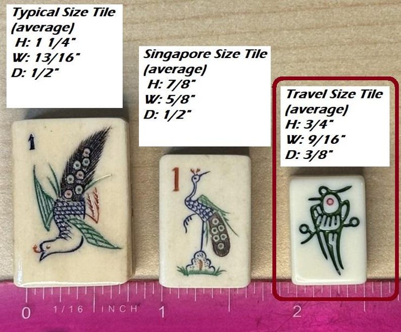 Puede incluir: Tres fichas de Mahjong de color marfil con diferentes dise&ntilde;os de p&aacute;jaros. Las fichas est&aacute;n etiquetadas como tama&ntilde;os Typical, Singapur y Viaje. La ficha de tama&ntilde;o Viaje mide 1,9 cm de alto, 1,4 cm de ancho y 1 cm de profundidad. Una regla est&aacute; en la parte inferior.