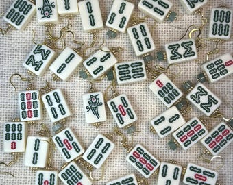 PENDIENTES DE BAMBÚ PARA MAHJONG: Fichas de tamaño viaje, cuentas decorativas doradas y ganchos para pendientes sin níquel.