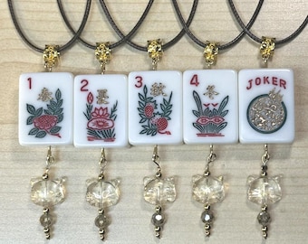 Colgante de Mahjong reciclado: ficha de Mahjong, con gatito de cristal y cristal checo (incluye collar).