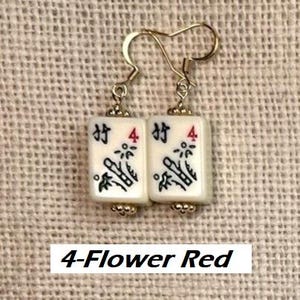 Puede incluir: Pendientes dorados con colgantes rectangulares blancos con s&iacute;mbolos negros y rojos, incluido el n&uacute;mero 4 y bamb&uacute;. Los pendientes est&aacute;n etiquetados como "4-Flower Red".