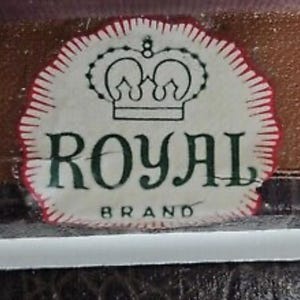 Puede incluir: Una etiqueta vintage de la marca Royal con un dise&ntilde;o de corona. La etiqueta es blanca con un borde rojo y presenta la palabra "ROYAL" en verde, y "BRAND" debajo. El texto "(For Display Only - Not Included in Sale)" est&aacute; en la parte inferior.