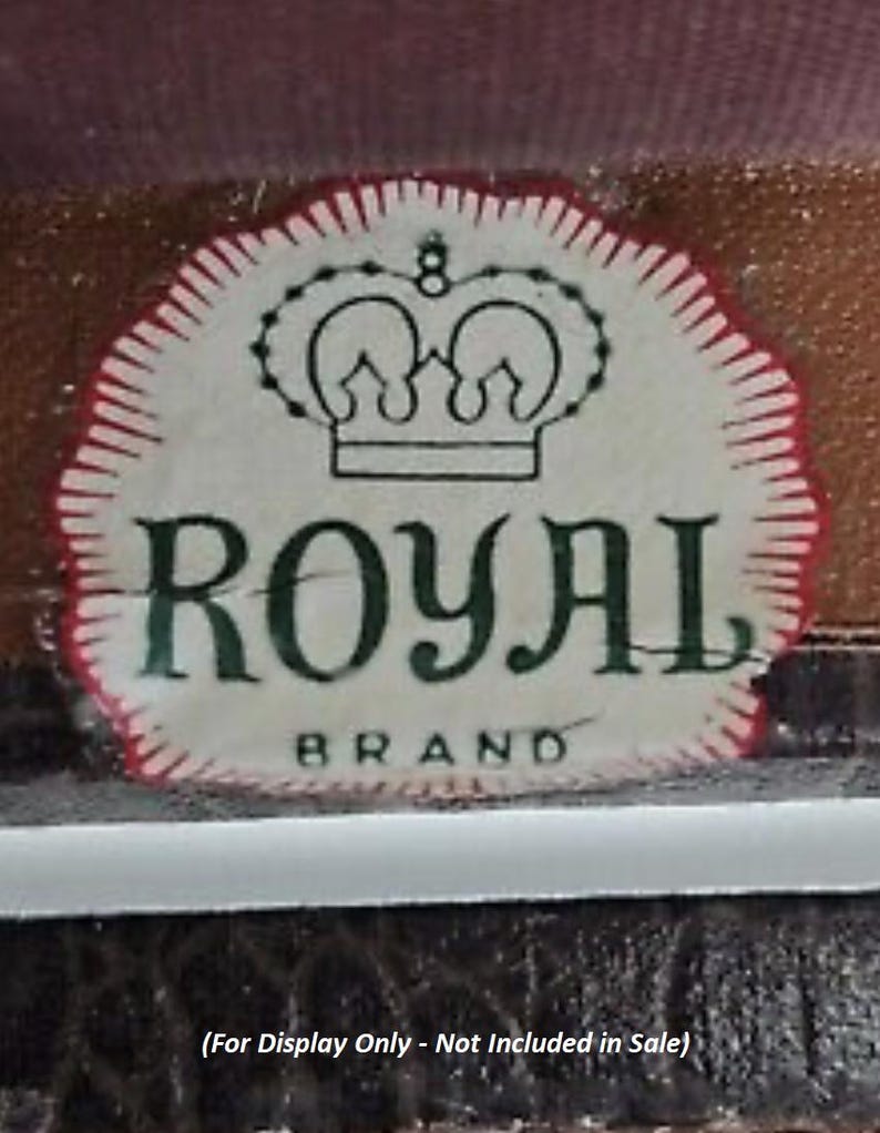 Puede incluir: Una etiqueta vintage de la marca Royal con un dise&ntilde;o de corona. La etiqueta es blanca con un borde rojo y presenta la palabra "ROYAL" en verde, y "BRAND" debajo. El texto "(For Display Only - Not Included in Sale)" est&aacute; en la parte inferior.