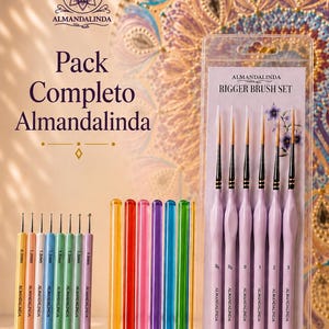 Puede incluir: Un conjunto de herramientas artísticas Almandalinda que incluye un set de pinceles rigger en un empaque de plástico transparente, una fila de varillas acrílicas translúcidas de colores y un set de punteros con tamaños marcados en milímetros.