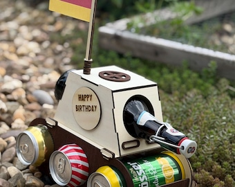 Panzer als Geschenk aus Holz für Getränkedosen und Flasche, personalisiert