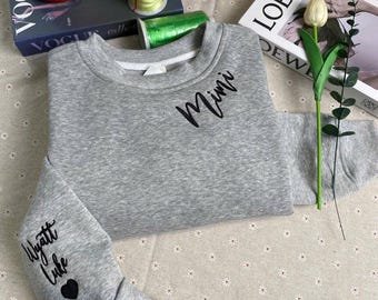 Sweat-shirt brodé personnalisé, nom sur la manche avec coeur, chemise de l'année de naissance maman, cadeau pour une nouvelle maman, cadeau de fête des mères, chemise de grand-mère avec date