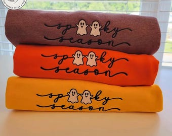 Gruseliges Saison-Sweatshirt, niedlicher Geist bestickter Rundhalsausschnitt, Halloween-Herbstästhetik-Pullover, gemütlicher Herbstpullover Geschenk, Gruselige Saison Rundhalsausschnitt