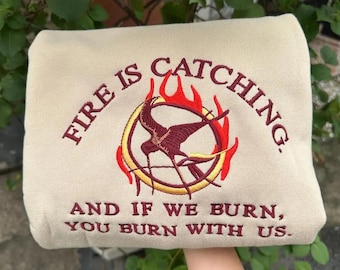Elden fångst broderad tröja, Hungerspelen broderad, Om vi bränner brinner du med oss hoodie, Mockingjay boklig gåva, Katniss Everdeen