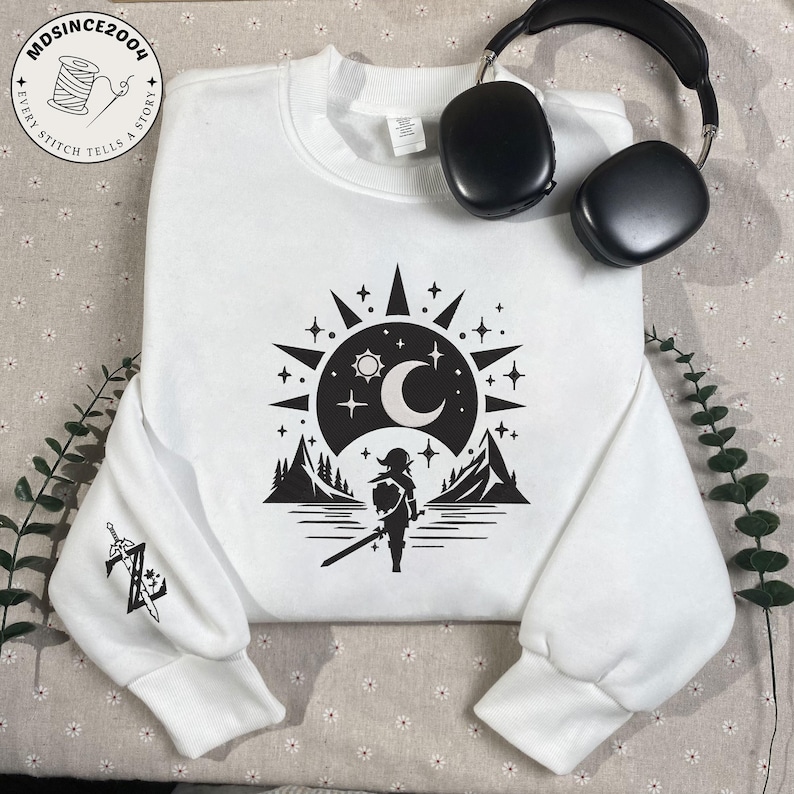 Broderad Zelda-tröja | Link Triforce-tröja | Hylian Crest-speltröja | Legend of Zelda-present till Nintendo-fans | Unisex rund halsringning bild 2