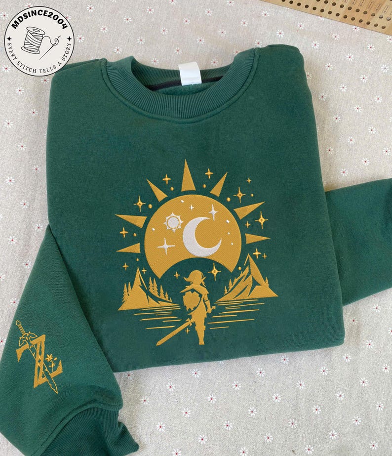 Broderad Zelda-tröja | Link Triforce-tröja | Hylian Crest-speltröja | Legend of Zelda-present till Nintendo-fans | Unisex rund halsringning bild 5