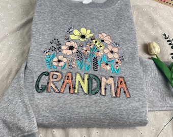 Floral Mama besticktes Shirt / Mama Shirt / Oma Shirt / personalisierte Muttertagsgeschenke / bestickte Geschenke / Blumenalphabet-Stickerei