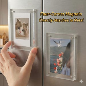 Puede incluir: Marcos de fotos de acrílico transparente con imanes en las cuatro esquinas, que contienen fotos de un gato y una gaviota. Los marcos están adheridos a una superficie metálica. El texto en la imagen dice: Imanes de cuatro esquinas se adhieren directamente al metal.