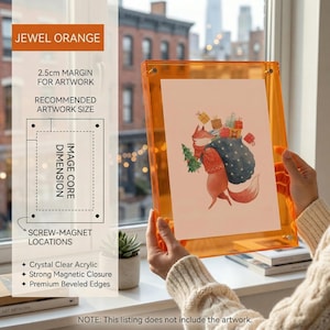 Pode incluir: Uma moldura de acrílico Jewel Orange com uma impressão de uma raposa carregando presentes. A moldura tem uma margem de 2,5 cm para a obra de arte e um fecho magnético forte. O texto na moldura diz "JEWEL ORANGE" e "NOTE: This listing does not include the artwork."